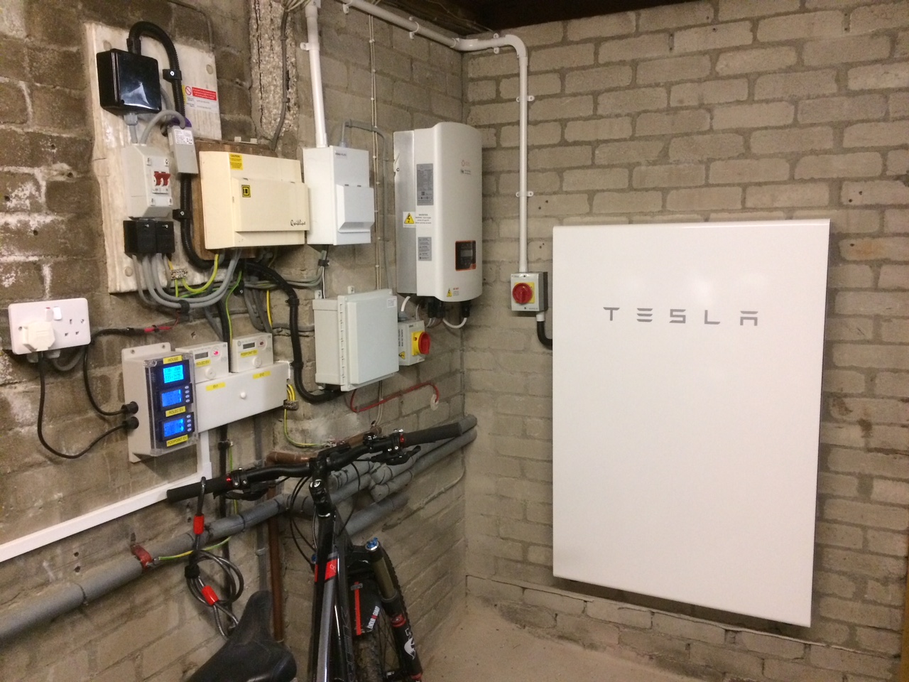 Super-efficient bungalow, Tesla Powerwall, Electric Vehicle and Solar PV, 17:00
